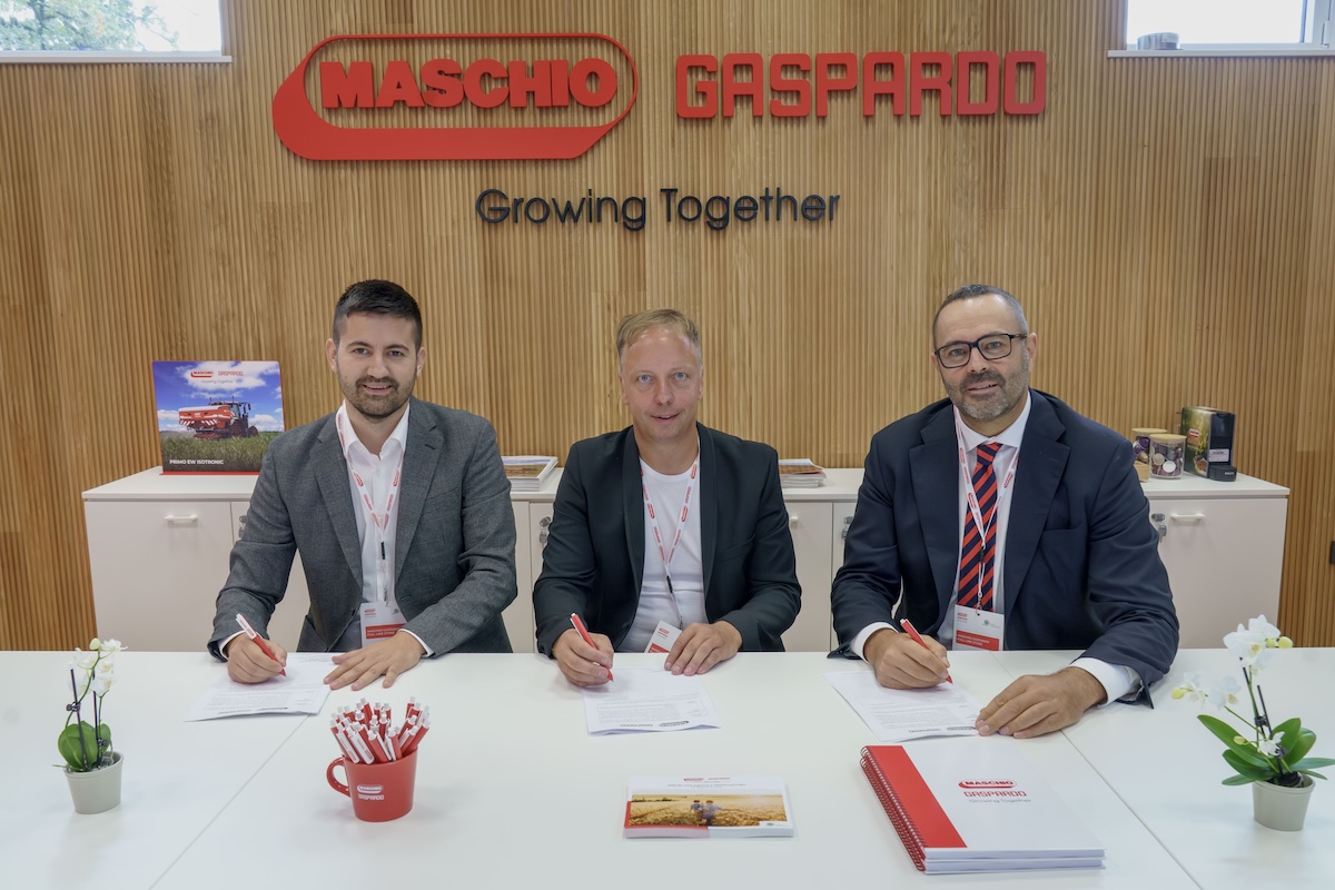 Da sinistra, Kristijan Laco, ceo BKL, Primoz Globocnik, sales director Euro Globtrade, e Mirco Maschio, presidente Maschio Gaspardo, alla firma dell'accordo